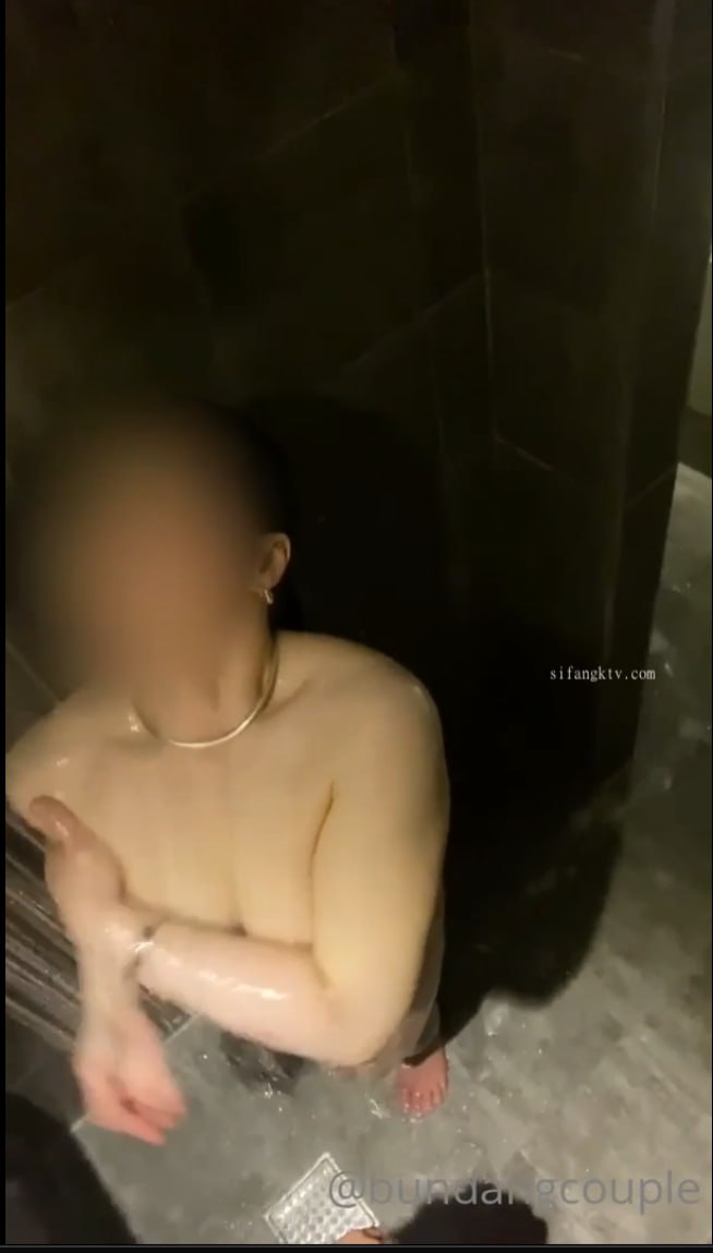 最近火爆高颜值网红美女【抖娘利世】最新定制新作-JK制服超诱惑 黑丝美乳 脱下内内的一刻我硬了